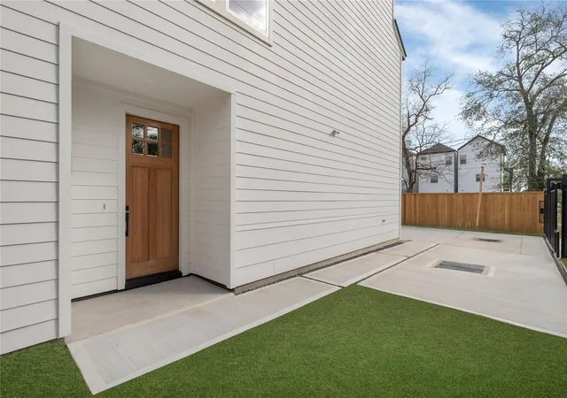 5th image of 826 Curtin St #D, Houston, TX 77018 | MLS# 88873255