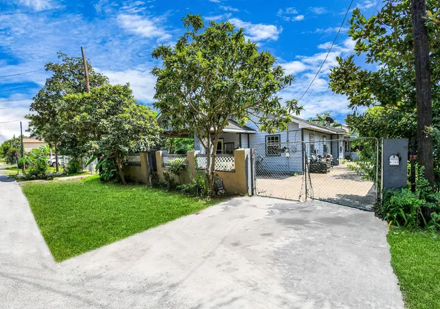 Photo 2 of Single family home for sale at 7908 John St, Houston, TX 77012 | MLS# 82478187 | Listing updated on 2026-09-15