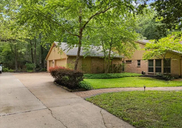 Homes for sale in Houston, TX | 2802 Valley Manor Dr, Houston, TX 77339 | MLS# 27882736