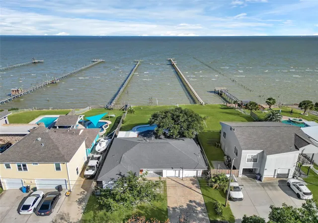 2nd image of 8010 Ocean Dr, Beach City, TX 77523 | MLS# 73205337