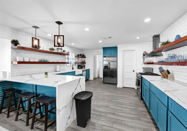 3rd image of 8010 Ocean Dr, Beach City, TX 77523 | MLS# 73205337