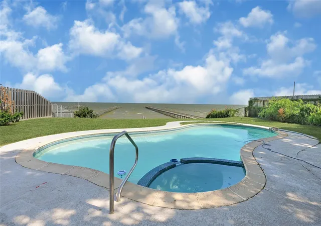 4th image of 8010 Ocean Dr, Beach City, TX 77523 | MLS# 73205337