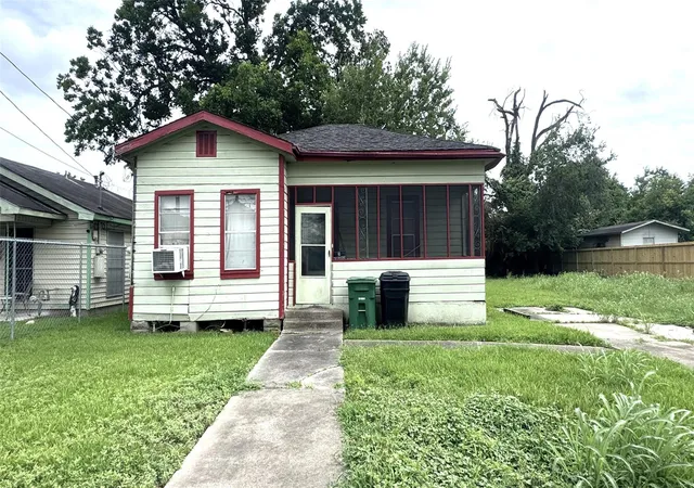1st image of 1414 E 32nd 1/2 St, Houston, TX 77022 | MLS# 30752616