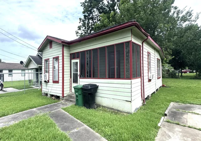 2nd image of 1414 E 32nd 1/2 St, Houston, TX 77022 | MLS# 30752616