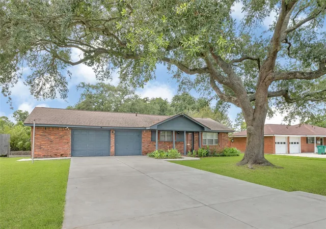 2nd image of 3202 Mckinney Dr, La Marque, TX 77568 | MLS# 38469807