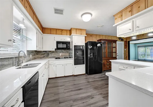 4th image of 3202 Mckinney Dr, La Marque, TX 77568 | MLS# 38469807