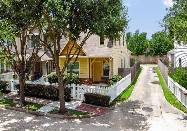 Photo 1 of Single family home for sale at 4918 Vista Village Ln, Houston, TX 77092 | MLS# 5793548 | Listing updated on 2026-09-16