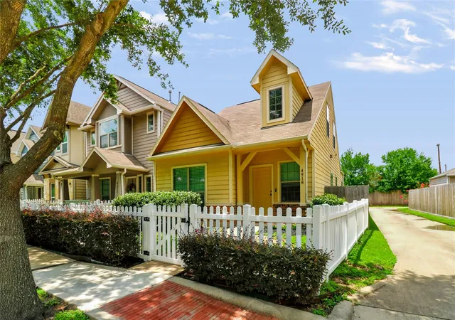 Photo 2 of Single family home for sale at 4918 Vista Village Ln, Houston, TX 77092 | MLS# 5793548 | Listing updated on 2026-09-16