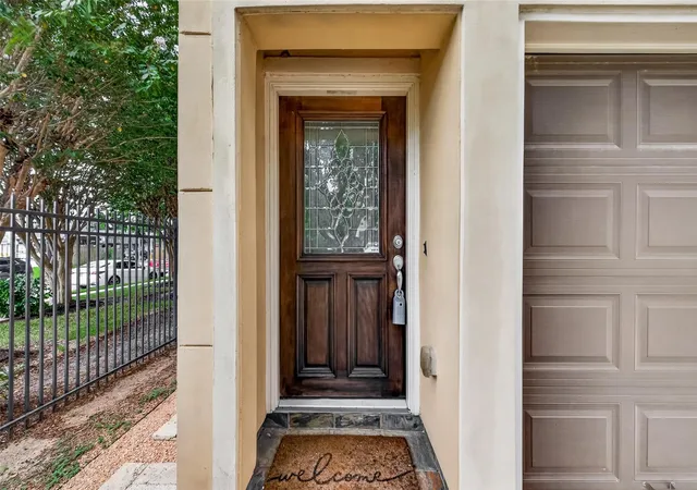 2nd image of 888 Fisher St, Houston, TX 77018 | MLS# 72338423