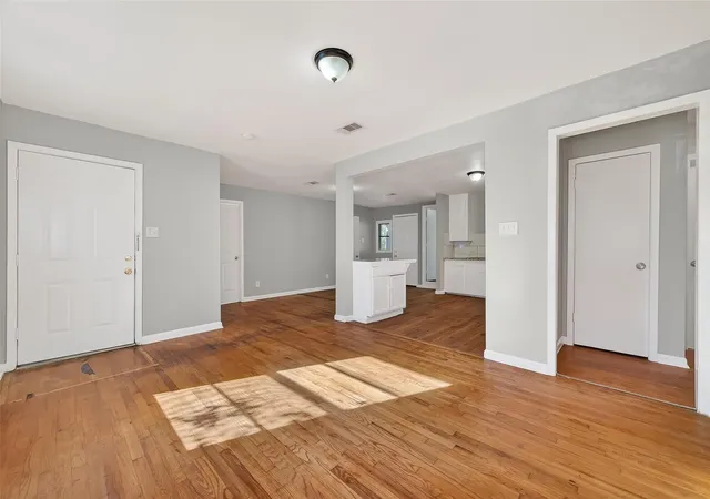 Photo 3 of Single family home for sale at 6127 Beldart St, Houston, TX 77033 | MLS# 43690990 | Listing updated on 2026-08-28
