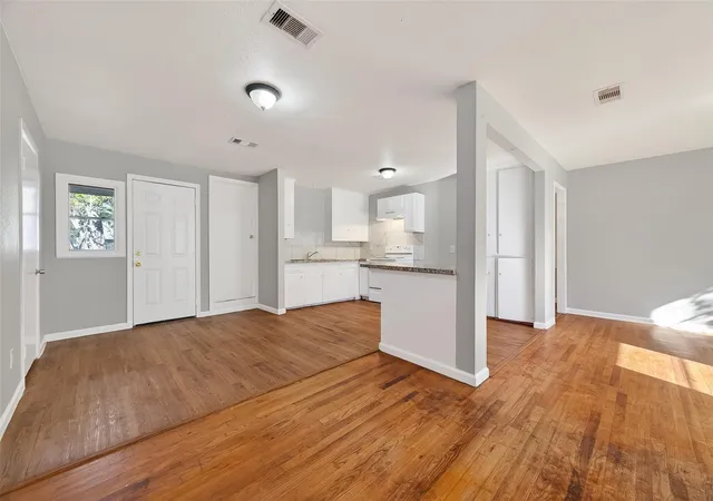 Photo 4 of Single family home for sale at 6127 Beldart St, Houston, TX 77033 | MLS# 43690990 | Listing updated on 2026-08-28