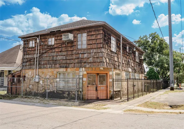 2nd image of 1414 Campbell St, Houston, TX 77009 | MLS# 86009117