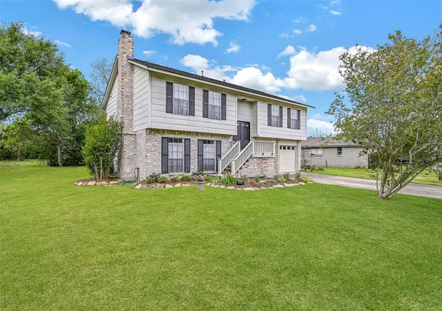 1st image of 628 E Castle Harbour Dr, Friendswood, TX 77546 | MLS# 25743097