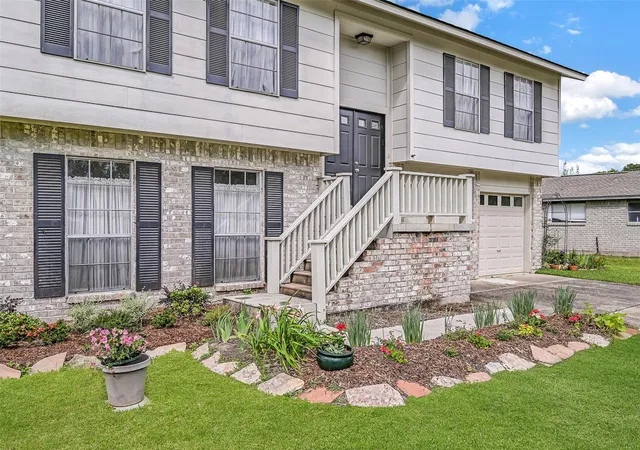 3rd image of 628 E Castle Harbour Dr, Friendswood, TX 77546 | MLS# 25743097