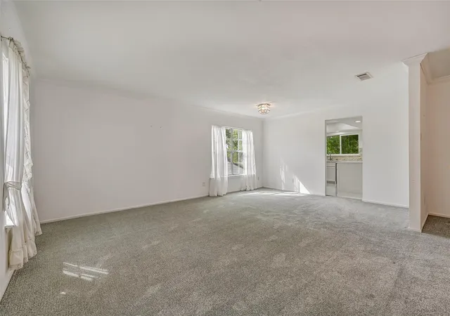 5th image of 628 E Castle Harbour Dr, Friendswood, TX 77546 | MLS# 25743097