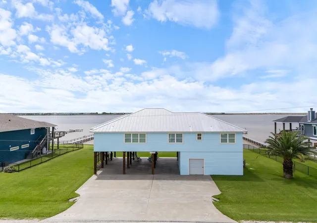 Homes for sale in Palacios, TX | 1730 W Bayshore Dr, Palacios, TX 77465 | MLS# 73460522
