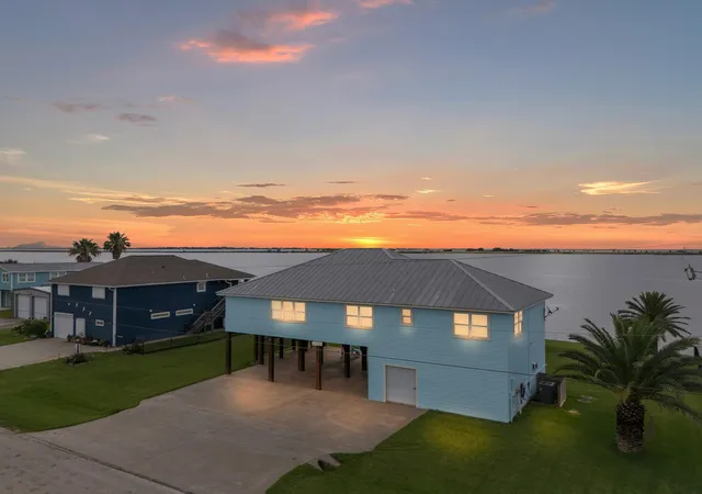 Homes for sale in Palacios, TX | 1730 W Bayshore Dr, Palacios, TX 77465 | MLS# 73460522