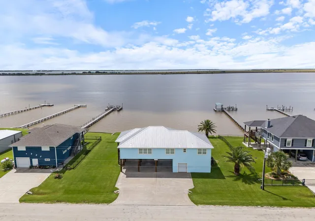 Homes for sale in Palacios, TX | 1730 W Bayshore Dr, Palacios, TX 77465 | MLS# 73460522