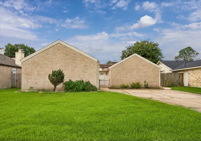 Photo 1 of Sale Pending at 810 Halewood Dr, Houston, TX 77062 | MLS# 16113119 | Listing updated on 2026-09-16
