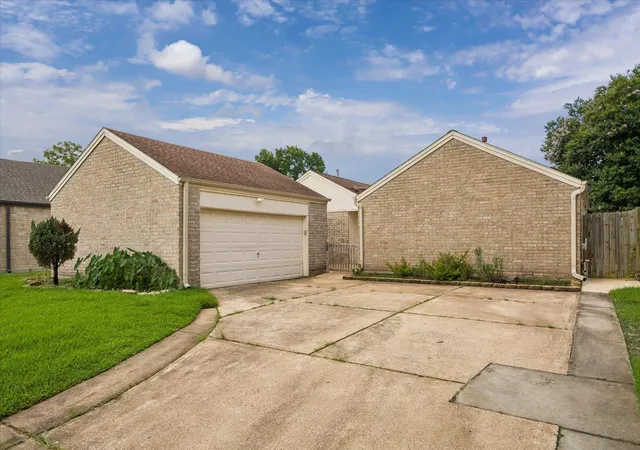 Photo 2 of Sale Pending at 810 Halewood Dr, Houston, TX 77062 | MLS# 16113119 | Listing updated on 2026-09-16