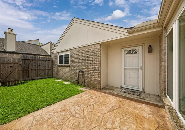 Photo 3 of Sale Pending at 810 Halewood Dr, Houston, TX 77062 | MLS# 16113119 | Listing updated on 2026-09-16