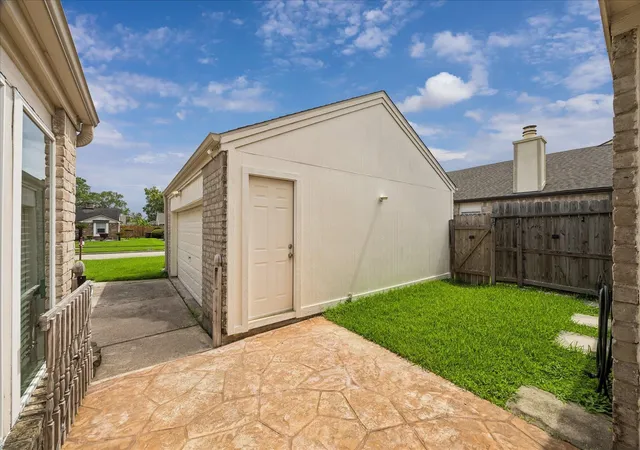 Photo 3 of Sale Pending at 810 Halewood Dr, Houston, TX 77062 | MLS# 16113119 | Listing updated on 2026-09-16