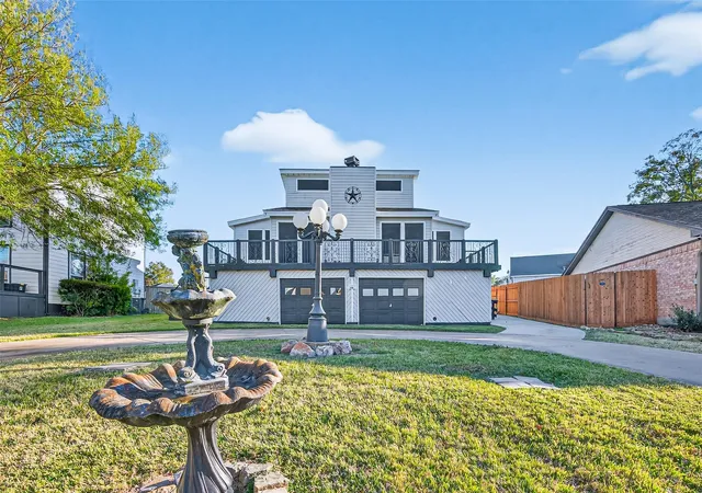 Photo 2 of Sale Pending at 805 Lake View Dr, Montgomery, TX 77356 | MLS# 40225149 | Listing updated on 2026-10-05