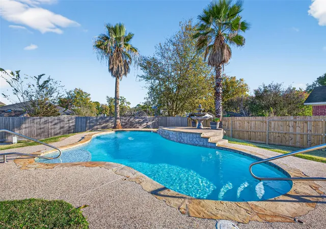 Photo 3 of Sale Pending at 805 Lake View Dr, Montgomery, TX 77356 | MLS# 40225149 | Listing updated on 2026-10-05