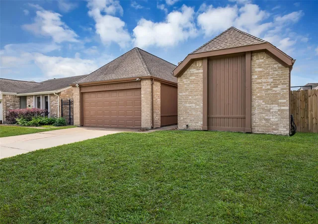 4th image of 11827 Brook Meadows Ln, Meadows Place, TX 77477 | MLS# 96045205