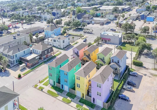 Photo 4 of Single family home for sale at 915 Moody Ave, Galveston, TX 77550 | MLS# 42264433 | Listing updated on 2026-08-01