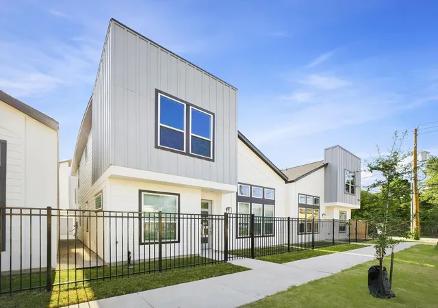 2nd image of 6071 Cebra St, Houston, TX 77091 | MLS# 21059853