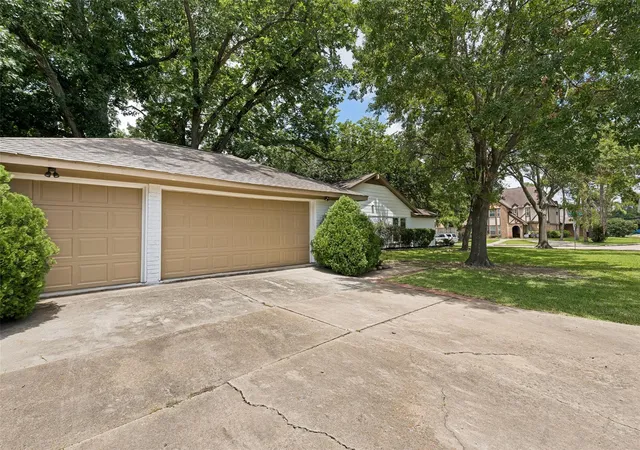 Photo 3 of Single family home for sale at 10903 Holly Springs Dr, Houston, TX 77042 | MLS# 78478787 | Listing updated on 2026-08-25