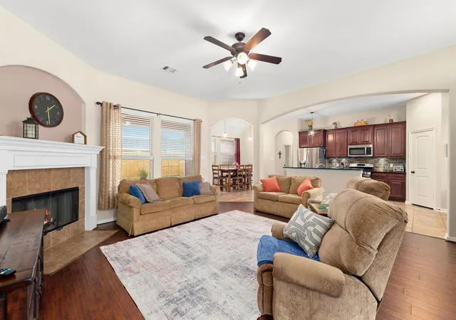Photo 4 of Sale Pending at 22415 Willow Crk Brg Ln, Tomball, TX 77375 | MLS# 38668188 | Listing updated on 2026-10-09