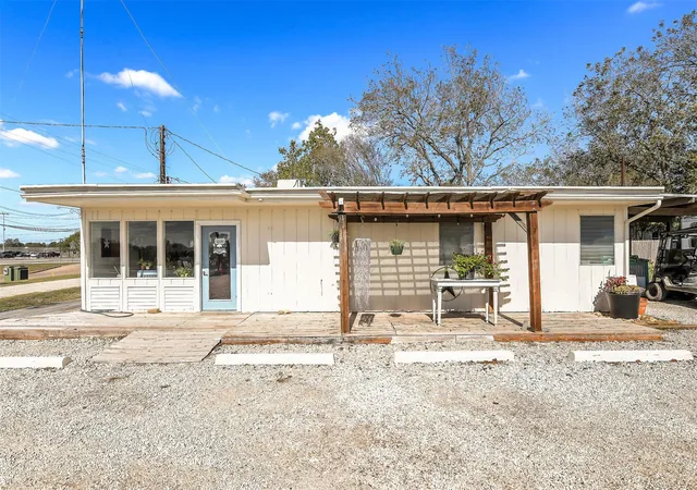 2nd image of 511 W Main St, Weimar, TX 78962 | MLS# 77557376