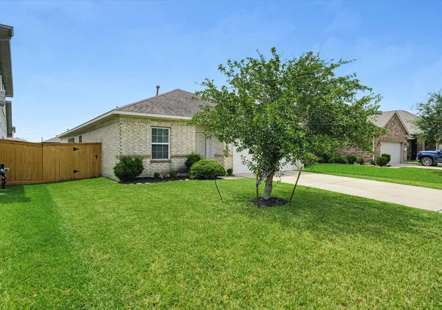 Photo 3 of Single family home for sale at 10414 Ritter Run Dr, Rosharon, TX 77583 | MLS# 21501205 | Listing updated on 2026-08-24