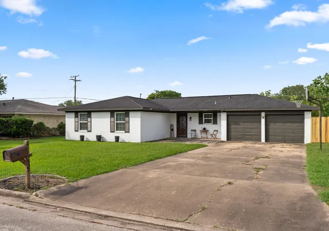 Photo 2 of Single family home for sale at 3832 Holly Glen Dr, Bay City, TX 77414 | MLS# 77094714 | Listing updated on 2026-08-31