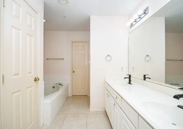 Listing Photo 2 - Condo for sale in building located at 2710 Grants Lake Blvd, Sugar Land, TX 77479 - Unit #K4