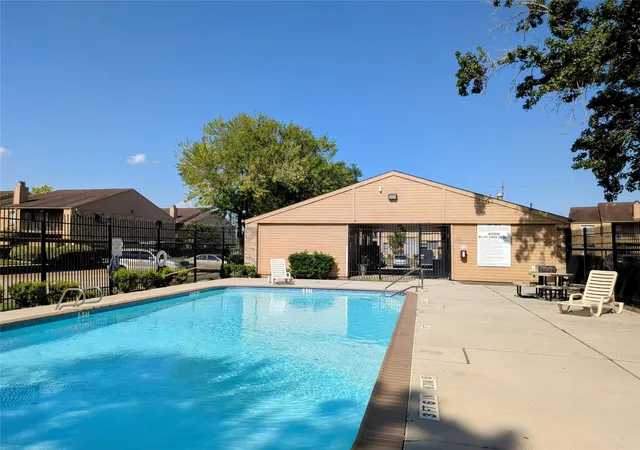 2nd image of 10555 Turtlewood Ct, Houston, TX 77072