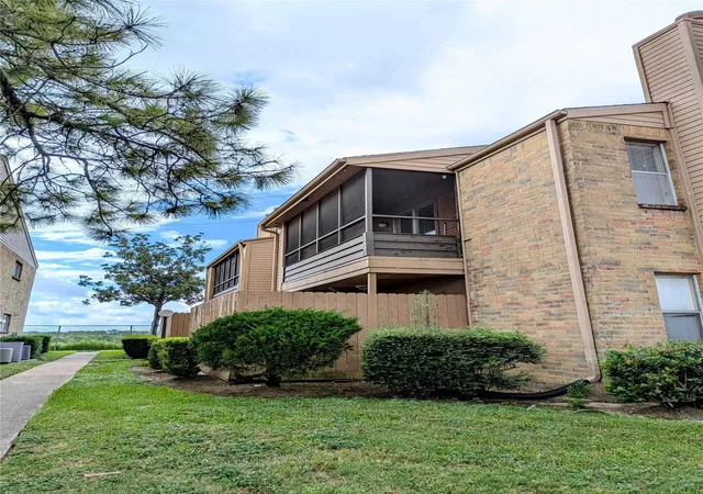 3rd image of 10555 Turtlewood Ct #1903, Houston, TX 77072 | MLS# 73439179