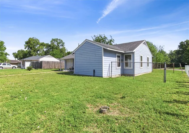 Photo 2 of Single family home for sale at 6651 Crestmont St, Houston, TX 77033 | MLS# 93476419 | Listing updated on 2026-07-14