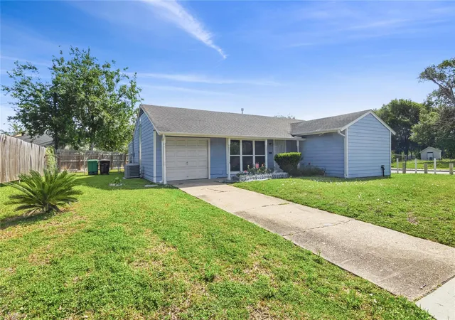 Photo 3 of Single family home for sale at 6651 Crestmont St, Houston, TX 77033 | MLS# 93476419 | Listing updated on 2026-07-14