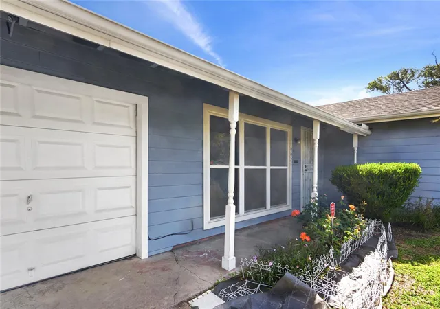 Photo 3 of Single family home for sale at 6651 Crestmont St, Houston, TX 77033 | MLS# 93476419 | Listing updated on 2026-07-14