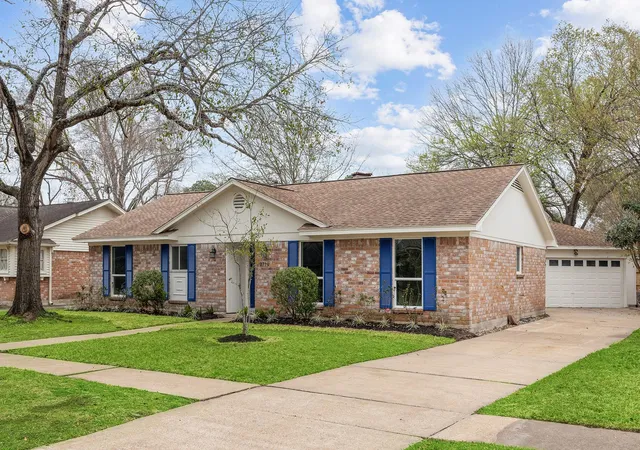Photo 3 of Single family home for sale at 9719 Springmont Dr, Houston, TX 77080 | MLS# 18531794 | Listing updated on 2026-09-19