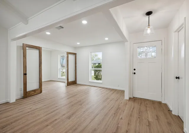 Photo 3 of Single family home for sale at 9719 Springmont Dr, Houston, TX 77080 | MLS# 18531794 | Listing updated on 2026-09-19