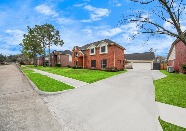 Photo 3 of Sale Pending at 1410 Long View Dr, Pearland, TX 77581 | MLS# 66934941 | Listing updated on 2026-08-02