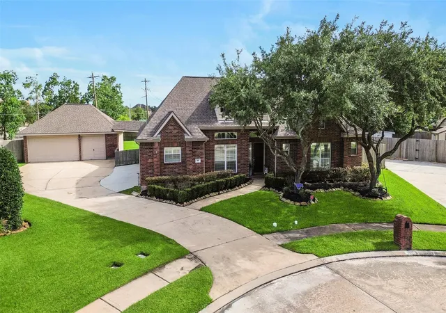 2nd image of 910 High Ridge Cir, Friendswood, TX 77546 | MLS# 68654195