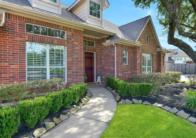 3rd image of 910 High Ridge Cir, Friendswood, TX 77546 | MLS# 68654195