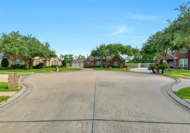 5th image of 910 High Ridge Cir, Friendswood, TX 77546 | MLS# 68654195