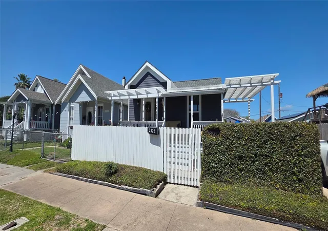 Photo 1 of Multi family home for sale at 3322 Ave R 1/2, Galveston, TX 77550 | MLS# 75556024 | Listing updated on 2026-09-01