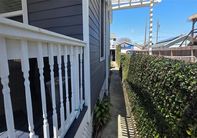 Listing Photo 4 - Condo for sale in building located at 3322nd Ave R 1/2, Galveston, TX 77550